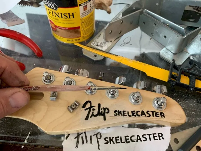 Músico constrói guitarra com o esqueleto do tio, veja!