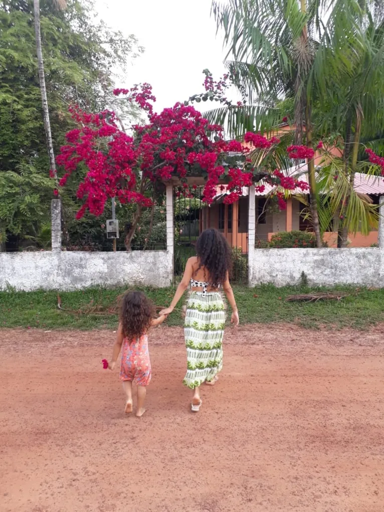 Mãe e filha se divertem em uma das ruas da ilha.