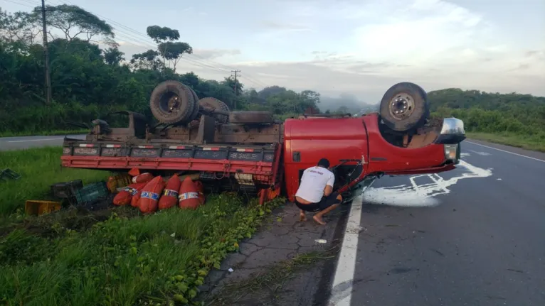 Caminhão com carga de açaí tomba na BR-316; motorista foi preso 