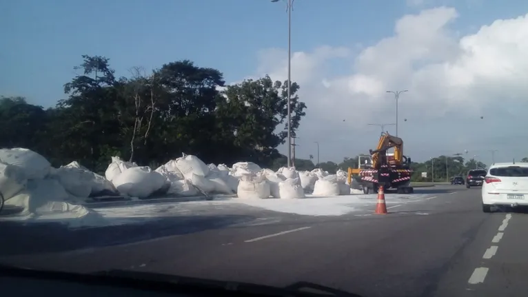 Carga de carreta que tombou na João Paulo II é retirada da via 