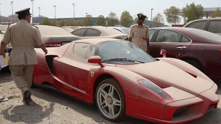 Ferrari abandonada em Dubai
