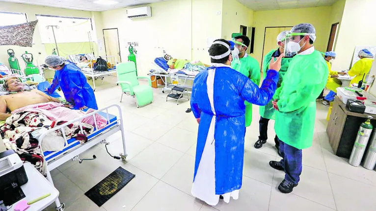 Helder durante visita a unidades de saúde do município 