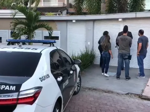 Um passaporte, um celular e um computador foram levados para perícia