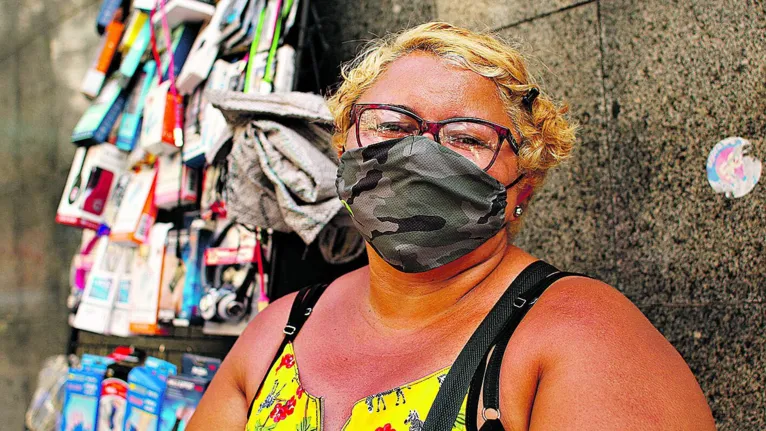 Ester Penha voltou às ruas quando a parcela do auxílio diminuiu 