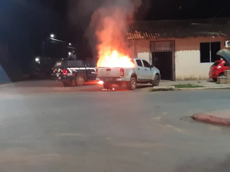 Bandido ateia fogo em viaturas policiais em Barcarena