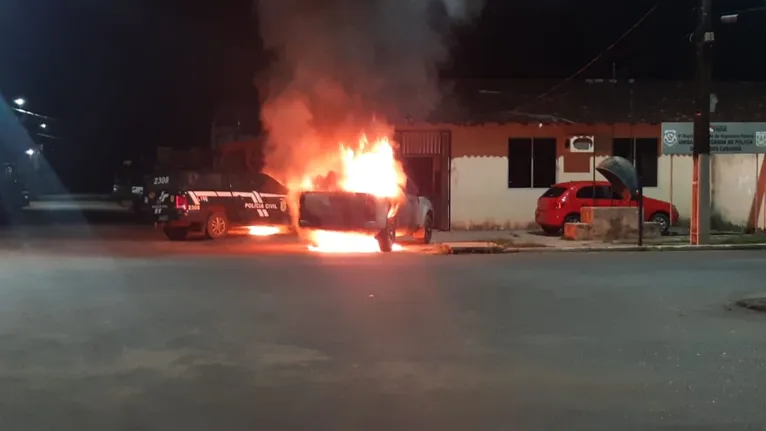 Bandido ateia fogo em viaturas policiais em Barcarena