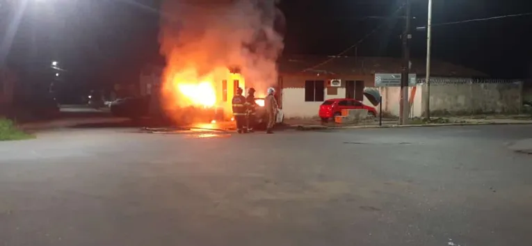 Bandido ateia fogo em viaturas policiais em Barcarena