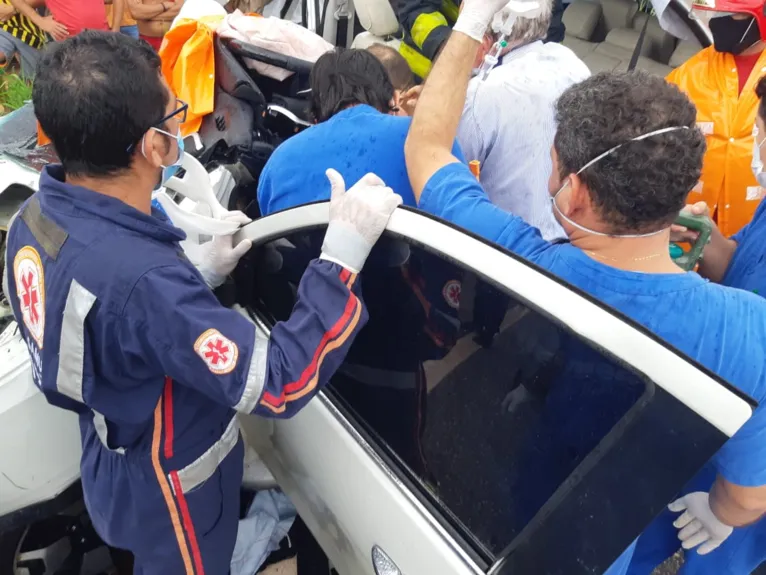 Médico do Porto Dias sofre grave acidente na BR 316 e fica preso nas ferragens