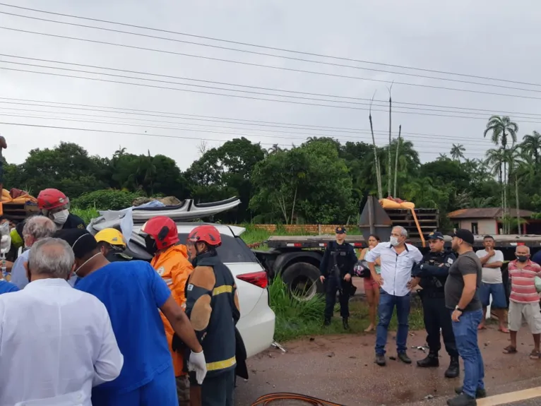 Médico do Porto Dias sofre grave acidente na BR 316 e fica preso nas ferragens