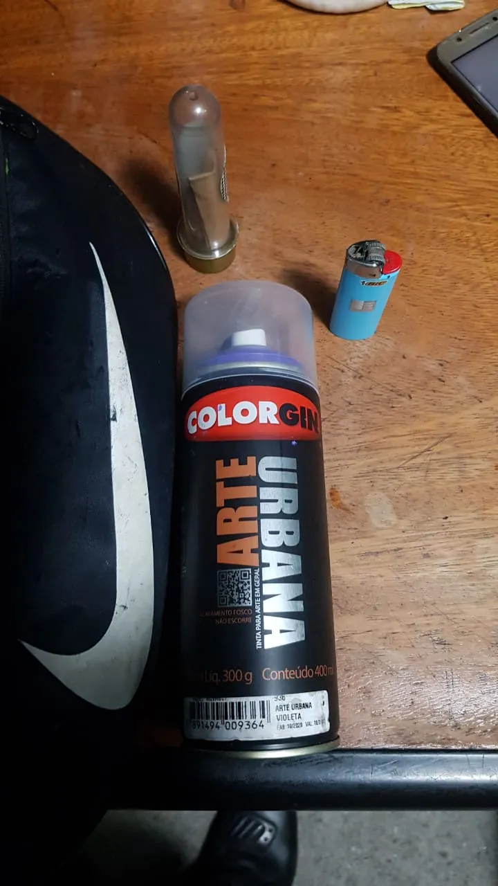 Lata de spray flagrada nas mãos do homem