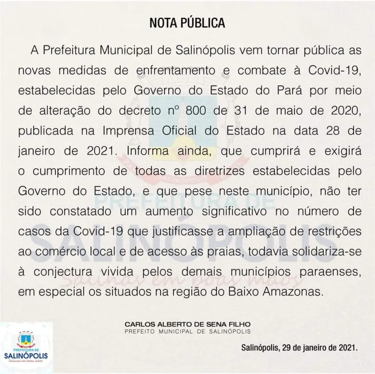 Policiais cumprem decreto e impedem banhistas de entrar na praia do Atalaia, em Salinas