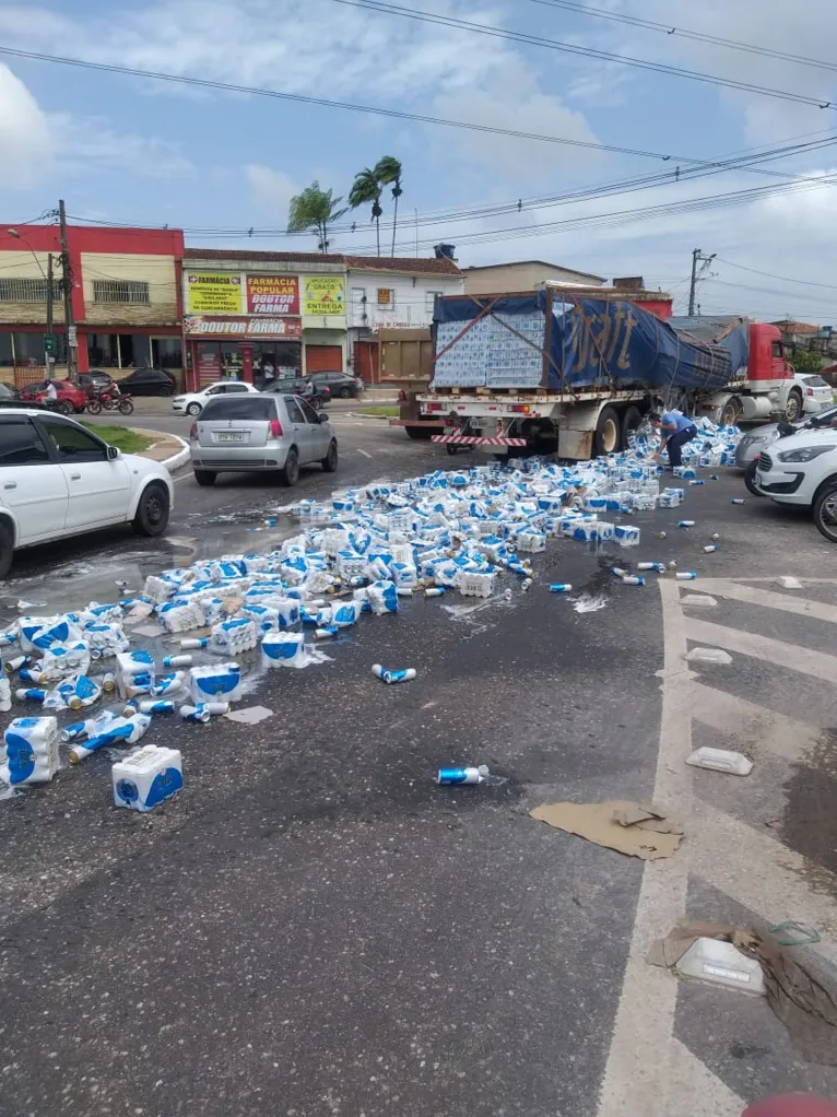 Carregamento de cerveja cai de caminhão e deixa trânsito congestionado em Ananindeua