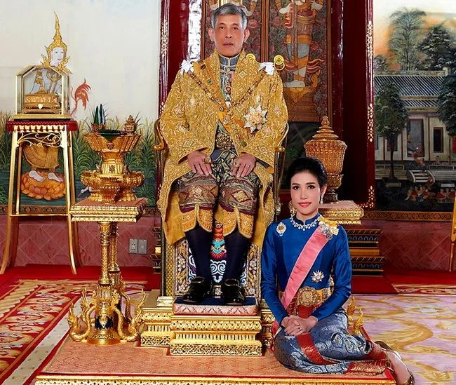 Rei Maha Vajiralongkorn ao lado da consorte real Sineenat 