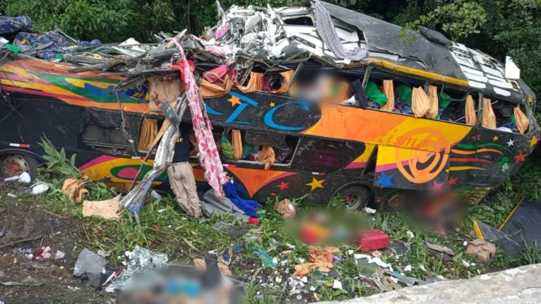 Imagens fortes! Veja vídeo e fotos do acidente com ônibus de Belém no interior do Paraná