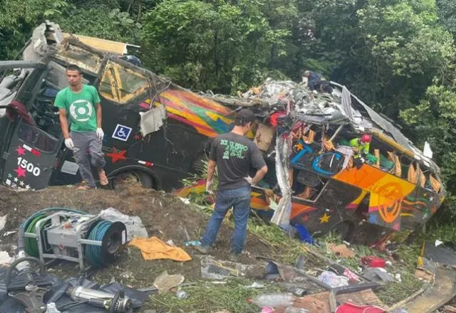 Imagens fortes! Veja vídeo e fotos do acidente com ônibus de Belém no interior do Paraná