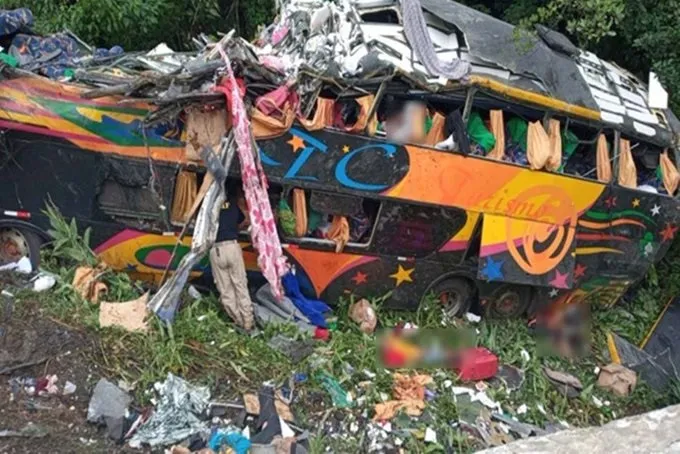 Imagens fortes! Veja vídeo e fotos do acidente com ônibus de Belém no interior do Paraná