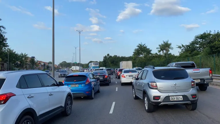 Carreta tomba na avenida João Paulo II e trânsito fica congestionado. Acompanhe em tempo real!  