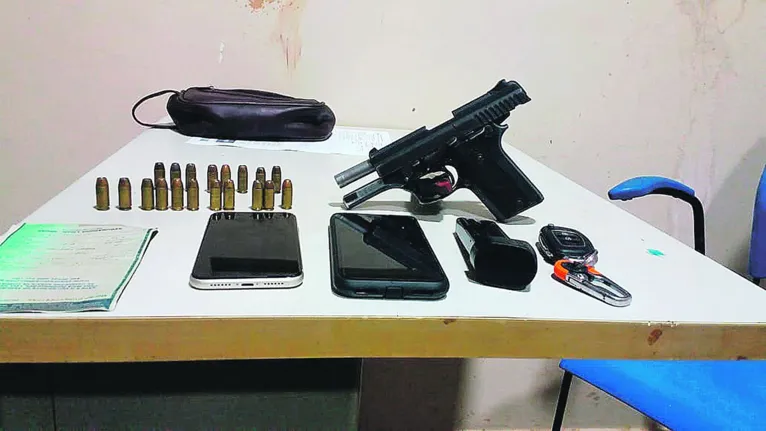 Arma, munição e celulares estavam dentro do carro, relataram os policiais