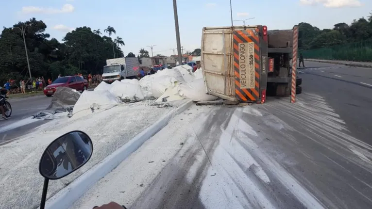 Carreta tomba na avenida João Paulo II e trânsito fica congestionado. Acompanhe em tempo real!  