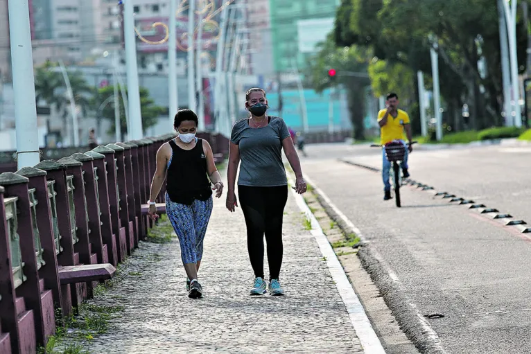 Catarina Bohadana e Gisele Silveira são adeptas das caminhadas