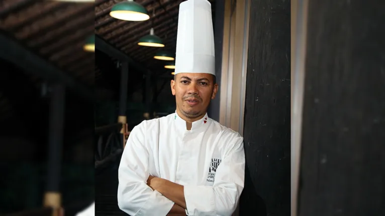 O chef Nelson Oliveira, titular da sofisticada cozinha do Manjar das Garças, acaba de introduzir no cardápio uma legítima galinha caipira à cabidela