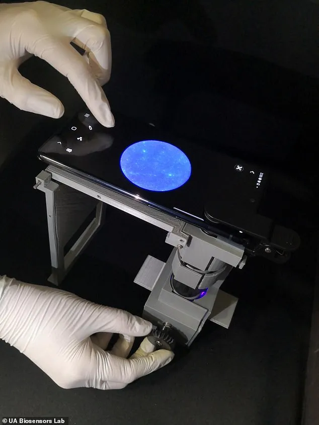 A tecnologia emparelha um telefone com um pequeno microscópio que analisa uma amostra de saliva em busca de evidências do vírus.