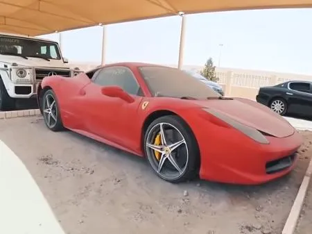 Ferrari abandonada em Dubai
