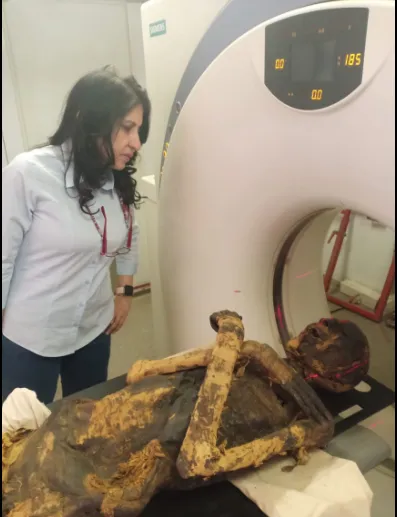 A arqueóloga Sahar Saleem acompanhando o exame do faraó