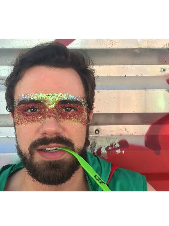 Confira as melhores makes masculinas para curtir Carnaval em casa