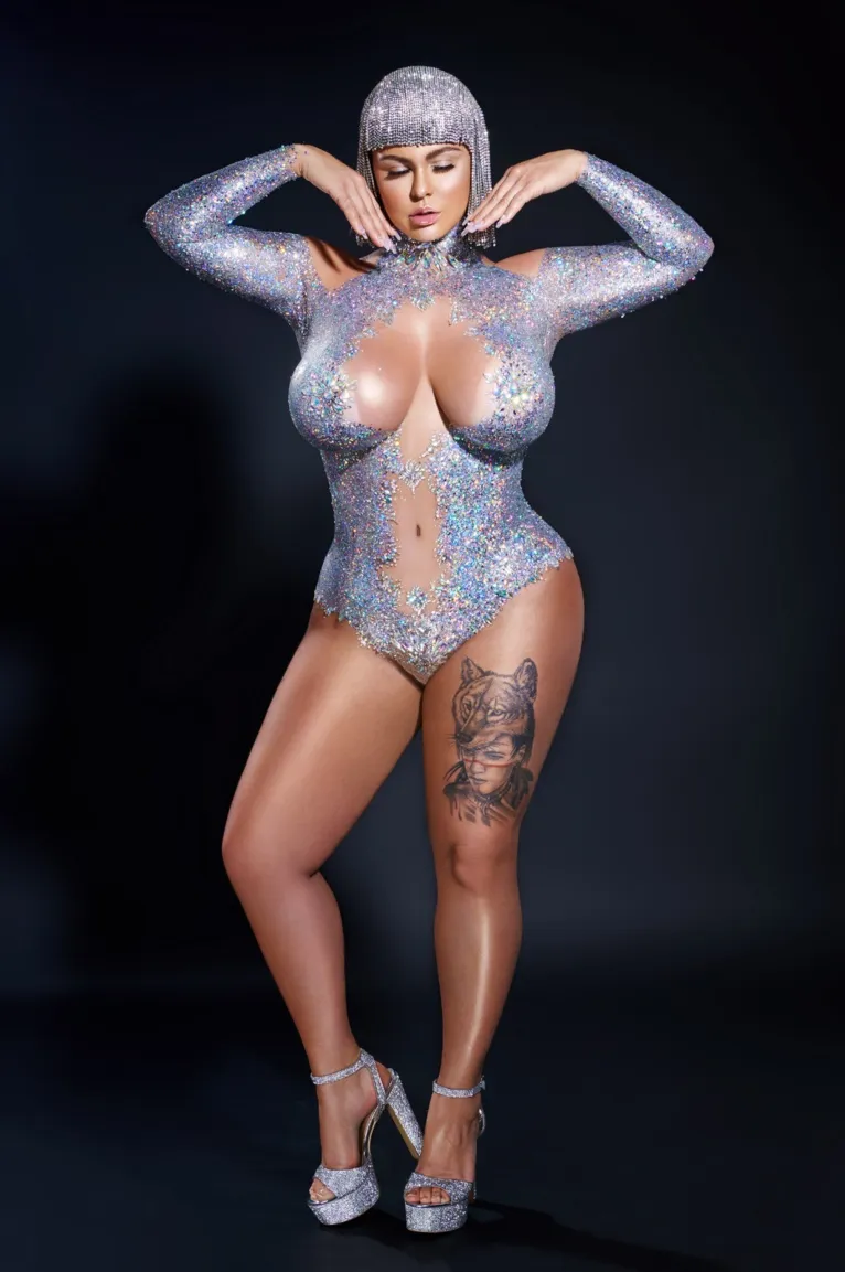 Lu Duarte, que foi imperatriz de bateria da Acadêmicos do Tatuapé em 2020, em ensaio-pré-Carnaval
