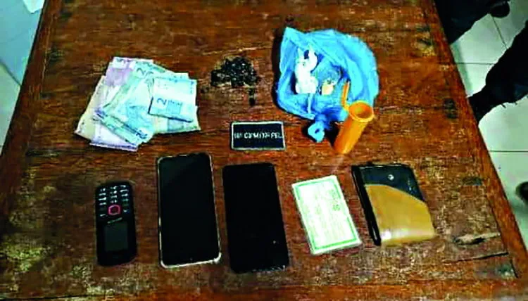 Objetos e drogas foram apreendidos pelos PMs