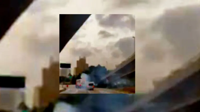 Ocupantes de outro veículo acompanharam o momento em que o ônibus era atacado