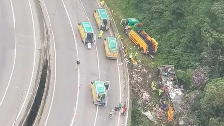 Ônibus saiu da pista na chamada "Curva da Santa Catarina", em Guaratuba, interior paranaense.