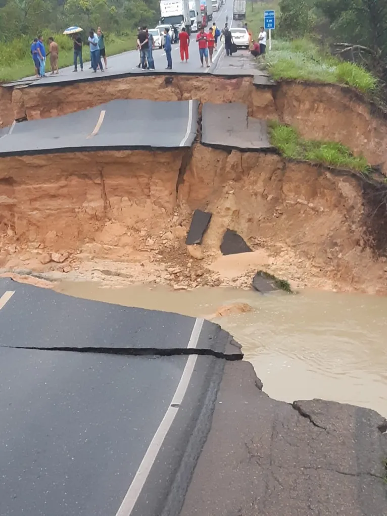 Uma grande cratera se abriu na pista. 