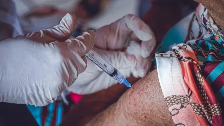 Idosos recebem segunda dose de vacina contra a Covid-19 em Santarém