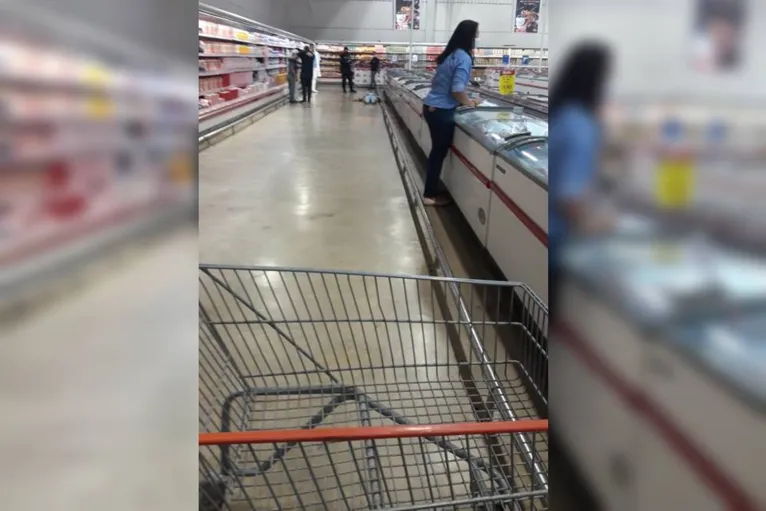 Câmeras de segurança flagram mulher sendo esfaqueada dentro de supermercado 