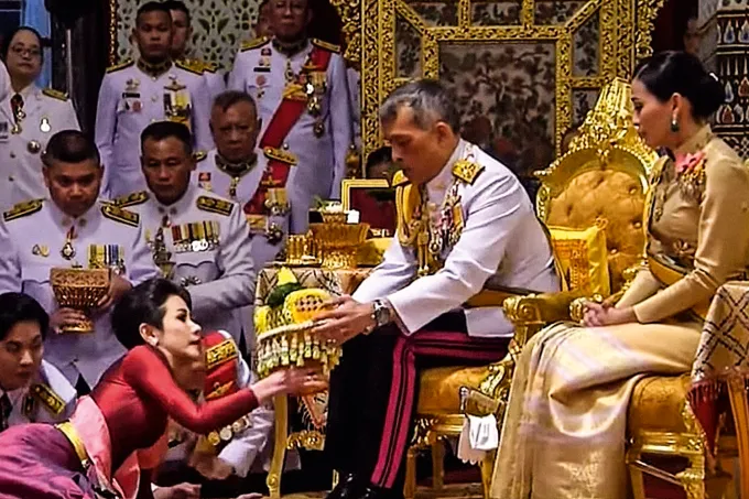 Rei Maha Vajiralongkorn com rainha Suthida, em Bangcoc