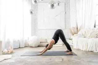 Carnaval zen: aprenda 5 posturas de yoga para fazer em casa