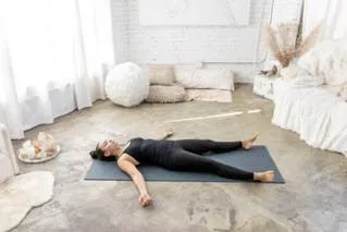 Carnaval zen: aprenda 5 posturas de yoga para fazer em casa