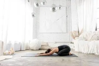 Carnaval zen: aprenda 5 posturas de yoga para fazer em casa