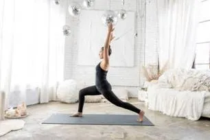 Carnaval zen: aprenda 5 posturas de yoga para fazer em casa