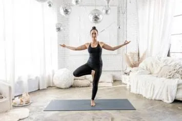 Carnaval zen: aprenda 5 posturas de yoga para fazer em casa