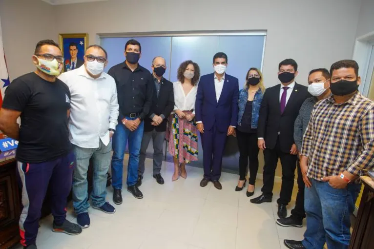 Representantes da Uniaspa com o governador, a secretária de estado de Cultura,
deputado estadual Miro Sanova e Hilbert Nascimento, presidente da Funtelpa