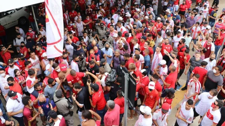 Aglomeração na chegada da equipe