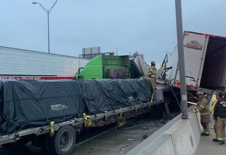 Caminhões envolvidos em megaengavetamento no Texas 