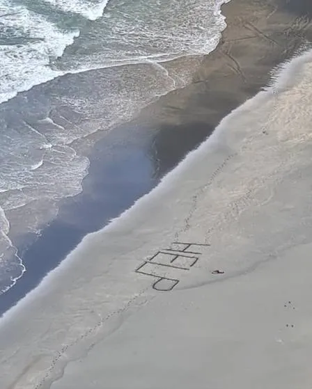 Surfista ferido é resgatado após escrever "Socorro" na areia da praia 