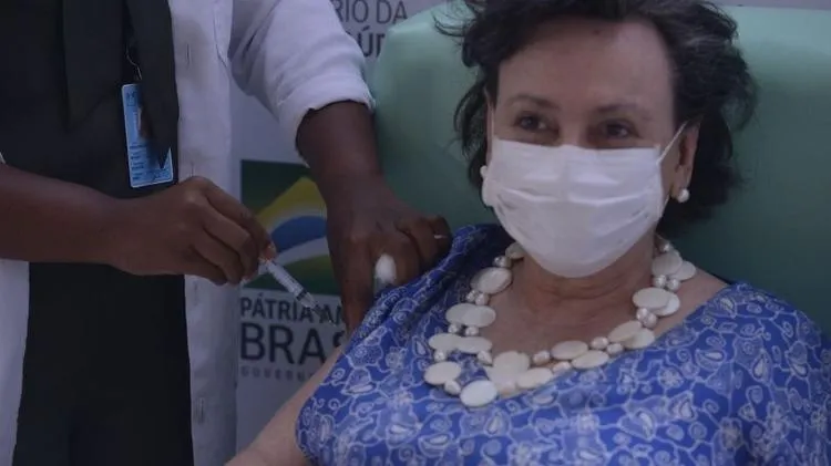 Margareth Dalcomo recebeu em janeiro a dose da vacina Oxford/AstraZeneca na Fiocruz