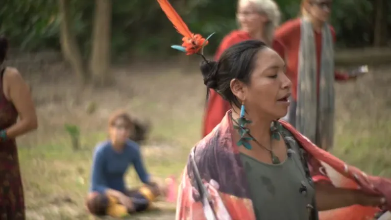 A pajé Hushahu Yawanawá em frame do documentário “A Pajé”. 