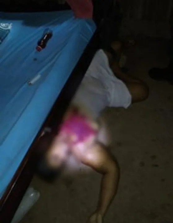 Vítima é encontrada morta no chão da residência.
