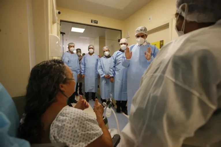 O governador Helder Barbalho conversou com pacientes e fez questão de ver de perto os novos leitos para tratamento da Covid-19
